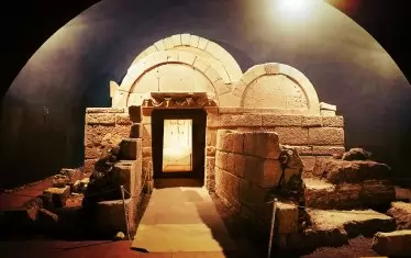 Преддверието с коридора към трите асиметрично разположени помещения с полуцилиндрични сводове.