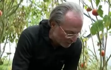 Лозан Панов прикляква сред доматки. Довчера патентът бе на Ахмед Доган.