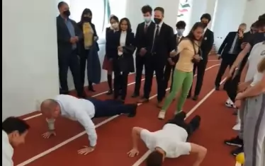 Румен Радев прави лицеви опори. Единствената разлика с Борисов е, че липсва репортерка, която да му пипне мускула.