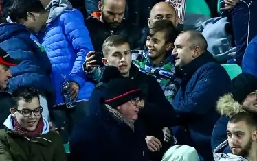 Президентът Румен Радев бе също сред зрителите на мача, заедно със сина си, но предпочете да гледа не от ложите, а сред обикновените фенове, където се радваше на голям интерес.