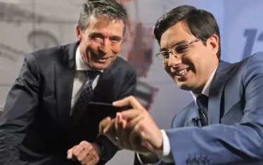 Журналистът и генералният секретар на НАТО Андерс Фог Расмусен. 