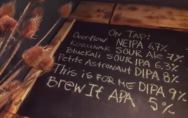 Менюто в новооткритата дегустационна на Sofia Electric Brewing е в духа на западноевропейските барове за крафт бира.