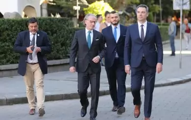 Лозан Панов с представители на "Правосъдие за всеки" пред президентството, преди да бъде учреден Инициативния комитет, който ще го номинира за държавен глава.