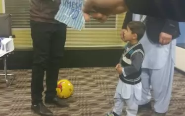 Eкип на афганистанската телевизия подготвя малкия Меси от Кабул за включване в "120 минути". Дни по-късно семейството ще бъде принудено да напусне страната заради заплахи за отвличане. 