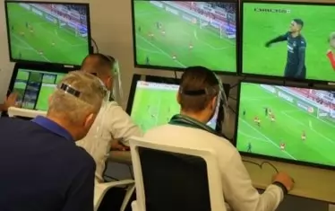 От БФС публикуваха и снимка от работен момент във VAR-стаята по време на мач от българското първенство.