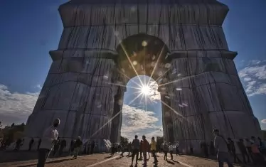 За Кристо, който остави скици и фотомонтажи на своите планове, визията беше, че Арката ще стане „като жив обект, дишащ с вятъра и отразяващ светлината“.