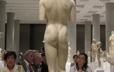 "Момчето на Критиос", 480 г. пр.н.е., е образец на ранния класически период в античната гръцка скулптура. Музей на Акропола, Атина.