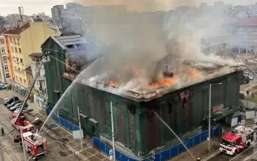 Огнеборци се борят с пожара през 2021 г. 