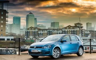 Конвенционалните автомобили замърсяват основно големите градове, но засега компании като Volkswagen не са готови да се откажат от производството им.