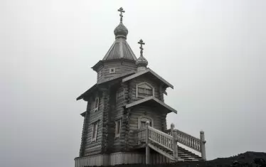 Руската православна църква "Св. Троица" е една от седем църкви на Антарктида. Естествено, правена е от сибирско дърво. Пренесена е на Ледения континент през 90-те и първоначално двама свещеници изразили желание да служат в нея постоянно. Сега има ротация всяка година.
