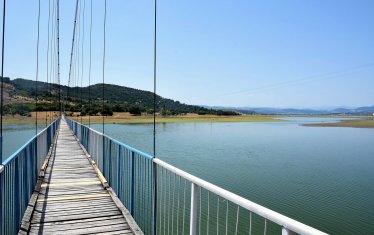 Към село Лисиците води най-дългият въжен мост в България. И нищо друго.