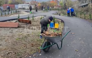 И доброволци са помогнали за изграждането на съоръжението.
