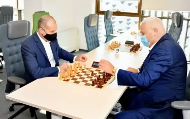 Единият от двамата председатели на БФШ 1928 - избраният през 2018 г., но никога невстъпил в длъжност Васил Антонов (вдясно), играе демонстративна партия с президента Румен Радев по време на откриването на "Аскидиа Мастърс 2021" в София в края на октомври - един от малкото международни турнири, проведени в България през последните години, организиран изцяло с частни средства.