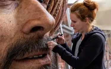 Около 20 000 отделни дупки е трябвало трябваше да бъдат пробити в лицата, за да се поставят космите в мустаците и брадите им. 