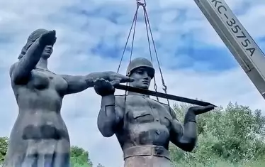  Демонтажът на скулптурните фигури в Лвов. 