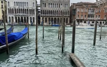 Гледката от нея към канала.