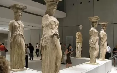 Оригиналните пет кариатиди. Шестата е в Британския музей.