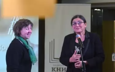 Зорница Христова със статуетката за детска литература и проф. д-р Светлана Стойчева-Андерсон. 