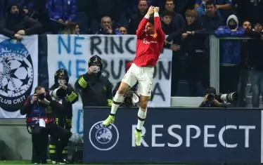 Кристиано Роналдо изпълнява фирмения си пирует след първото от двете си изравнителни попадения за "Юнайтед" срещу "Аталанта".