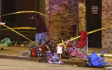 Смачкани столове на зрители след нападението.