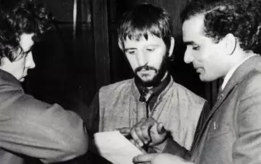  Ринго Стар и Суреш Джоши (вдясно) през 1968 г. 