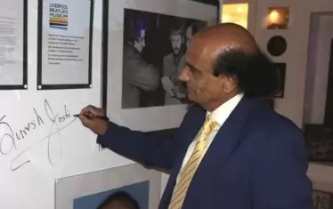  Суреш Джоши в музея на „Бийтълс“ в Ливърпул при първото публично представяне на новата песен. 