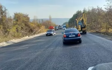 Отсечката в област Търговище - няма  нито боя, нито знаци, само гол асфалт 