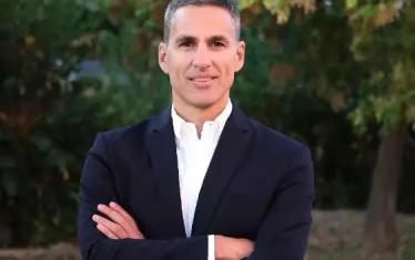 Андрей Гюров е преподавател по финанси в Американския университет в България и 5-кратен шампион на България с бейзболния отбор „Бизоните“. 