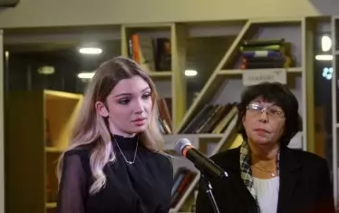 Изпълнителният директор на НДК Пени Раева връчи наградата на  дъщерята на Марин Бодаков, Анна.