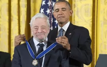  През ноември 2015 г. президентът Обама награди Стивън Зондхайм с Президентския медал на свободата—най-високата цивилна почест. 