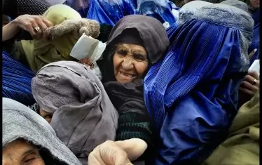  2002 г., Афганистан, в очакване на помощи.