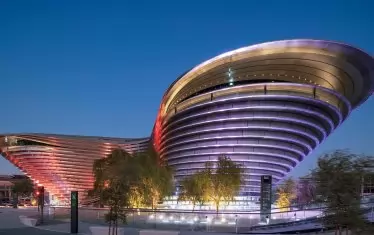  Погледнат отвън, проектираният от британското архитектурно бюро Foster + Partners павилион Мобилност прилича на пеперуда. 