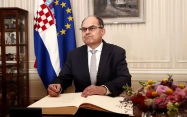 Върховният представител на международната общност в Босна Кристиан Шмид предупреди, че мирното споразумение с посредничеството на САЩ, подписано в края на войната, е застрашено от разпад. Но Русия надделя миналата седмица при гласуването в Съвета за сигурност на новата миротворческа мисия в Б и Х. 