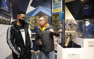  Треньорът Станимир Стоилов показва клубния музей на най-новото попълнение на "сините".