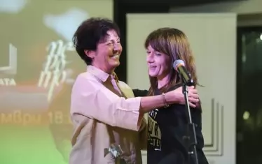 Победителката в категорията за проза Елена Алексиева получи приза от миналогодишния му носител Теодора Димова.