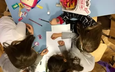 Обичам да организирам обучения за деца, казва Милин. На снимката - деца създават реклама за енергийни блокчета. 