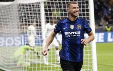 Нападателят на "Интер" Един Джеко ликува след втория си гол във вратата на "Шахтьор".