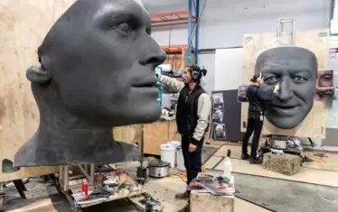 Фигурите са резултат от комбинация от традиционно ръчно извайване, дигитално моделиране и 3D печат, с използване на формоване и леене.