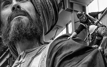 Очите на гигантските фигури са направени с помощта на 3D принтери с висока разделителна способност.