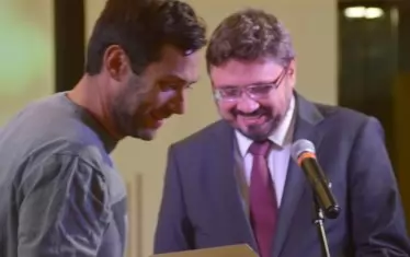  Победителят в категорията за дебют - Румен Павлов, получи приза си от генералния директор на БТА Кирил Вълчев.