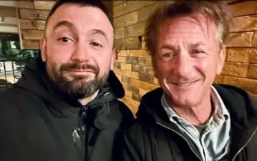  Американският актьор с украинският предприемач Леонид Осталцев. 