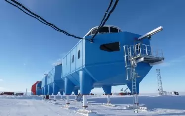 "Халей" – антарктическата база на Великобритания в нейното шесто издание, е плод на архитектурен конкурс и много далеч от третата "Халей", която е била просто от дървени бараки. Тук има не само антарктици – Европейската космическа агенция провежда симулационни експерименти. Всеки модул има ски и с тях може да "отиде" където си иска, така че очакванията са шестата база да е по-дълголетна от предшественичките си.