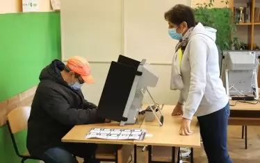 А поддръжниците на бюлетините твърдят, че машините отблъскват избирателите.