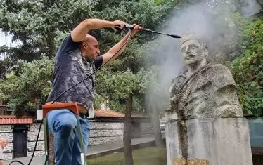 По време на една от многобройните доброволчески акции.