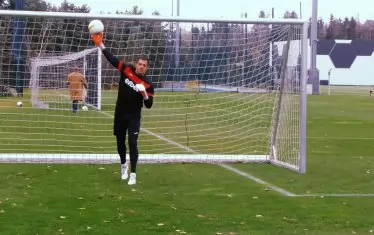 Вратарят Иван Караджов ("Арда") връща топката, която преди това е била изстреляна към него от машината-топкохвъргач.