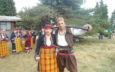 Шопски има богата колекция от облекла, пушки, саби и т.н., които е закупувал сам в продължение на години.