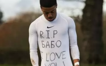 Тук Силвестър Джаспър изразява почитта си към своята починала българска баба.