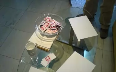 "Умрелата лисица" се приготвя да почерпи изненадващо колегите в офиса. 