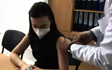 Мария Шаркова се ваксинира срещу ковид.