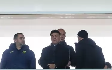 Президентът на БФС Борислав Михайлов (в средата) наблюдава контролата от ложите на стадиона в Одеса.